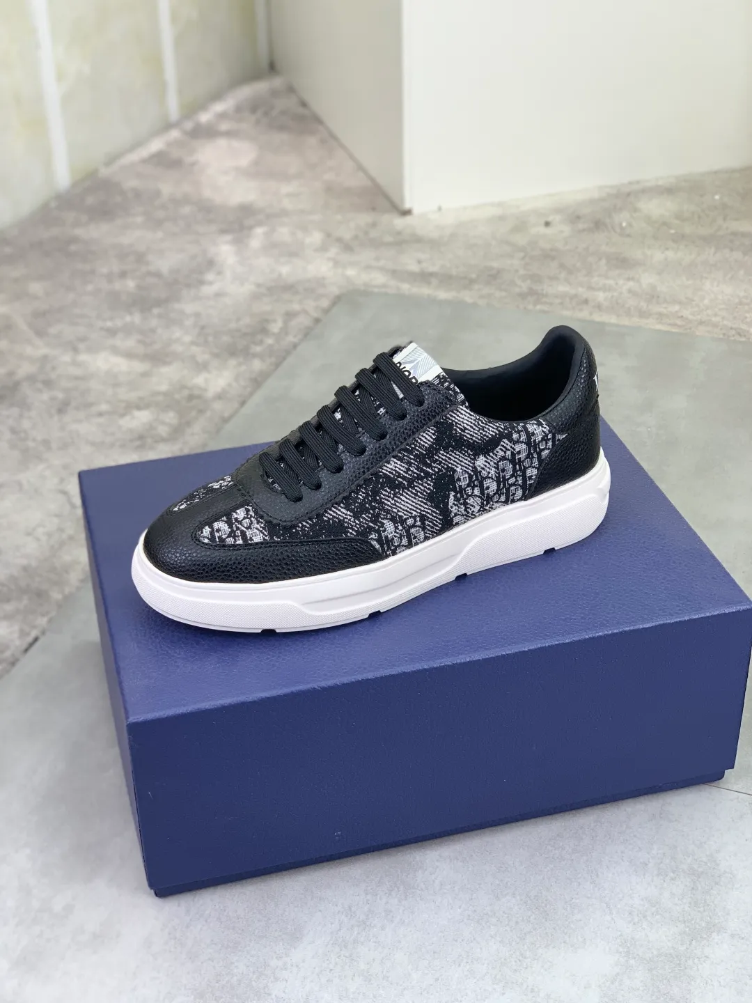 Men's men's shoes P420💰[New style]🆘[Dior] Dior original lace-up low-top men's shoes Classic casual shoes 🔥This model is the official classic model with high quality and made by famous original designers. It is made of high-quality cowhide with original materials➕comfortable and breathable mesh lining➕pigskin insole. The perfect last shape and generous and fashionable design have attracted many consumers and are suitable for drivers to drive🚗. What you want is the best quality in the market. Color: 4️⃣Color Code number: 38--44 (45 customized)